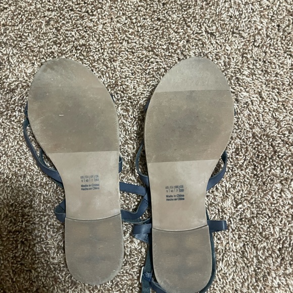 Worn for an one event. - Picture 2 of 2